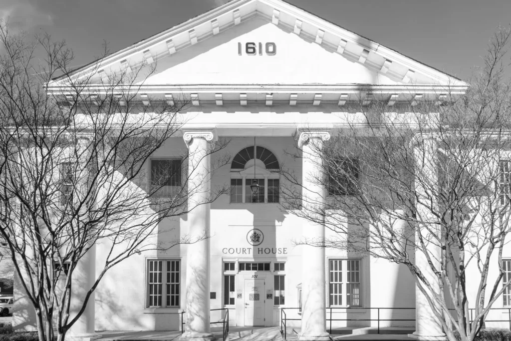 Historic courthouse with white columns in Hampton, Virginia